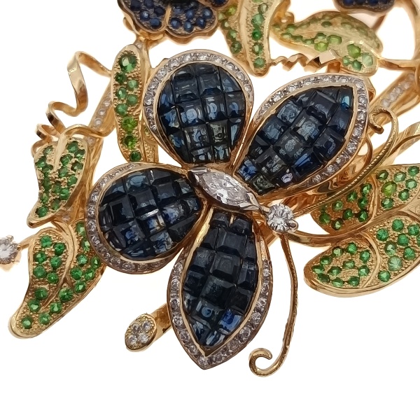 Брошь из золота 750 пробы с бриллиантами, корундом