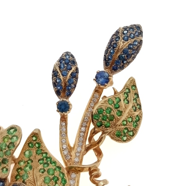 Брошь из золота 750 пробы с бриллиантами, корундом