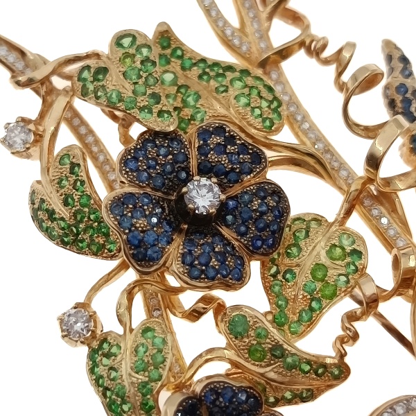 Брошь из золота 750 пробы с бриллиантами, корундом